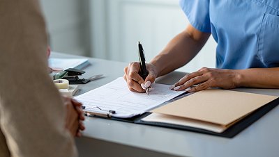 Врач пишет в бумагах